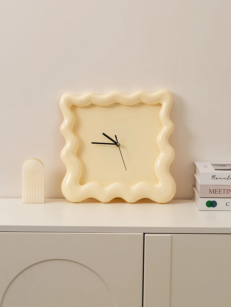 Horloge murale "Biscuit Crème" – Croquante jusqu’au mur !
