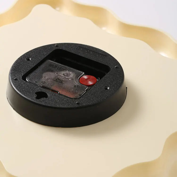 Horloge murale "Biscuit Crème" – Croquante jusqu’au mur !