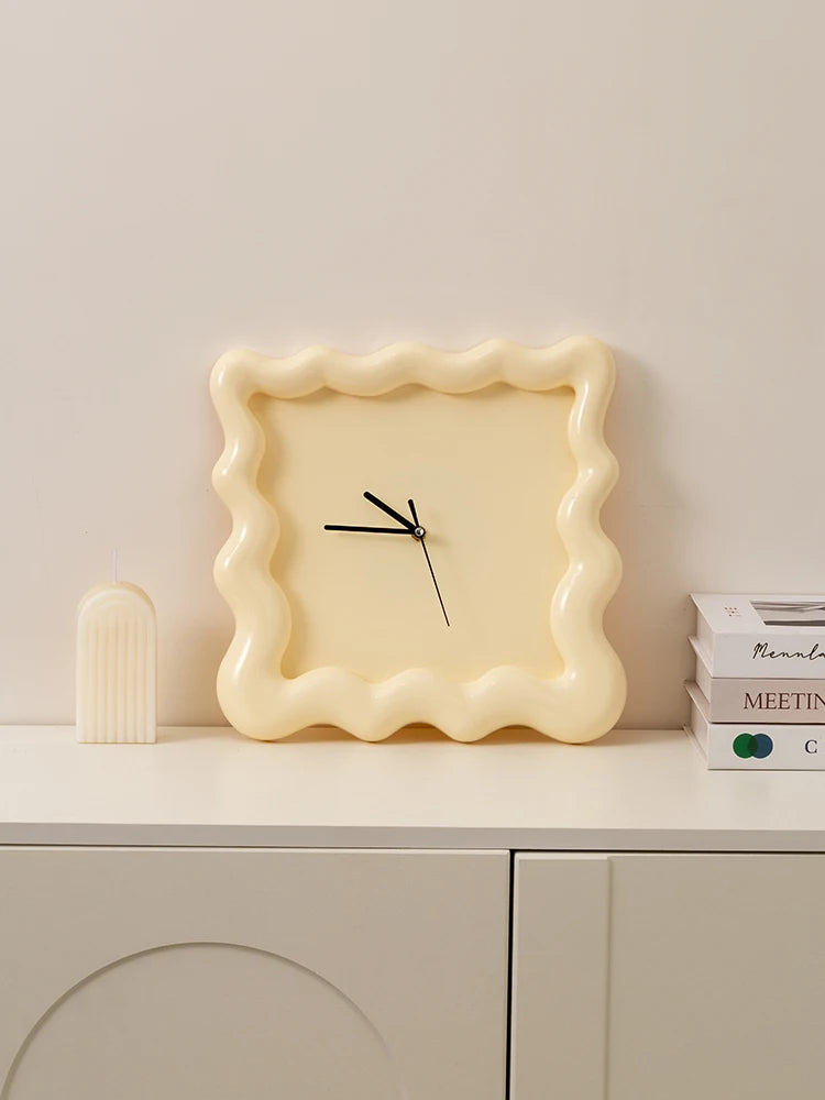 Horloge murale "Biscuit Crème" – Croquante jusqu’au mur !