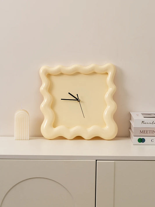 Horloge murale "Biscuit Crème" – Croquante jusqu’au mur !