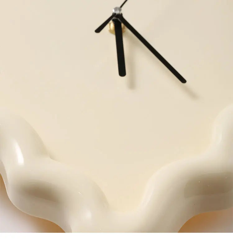 Horloge murale "Biscuit Crème" – Croquante jusqu’au mur !